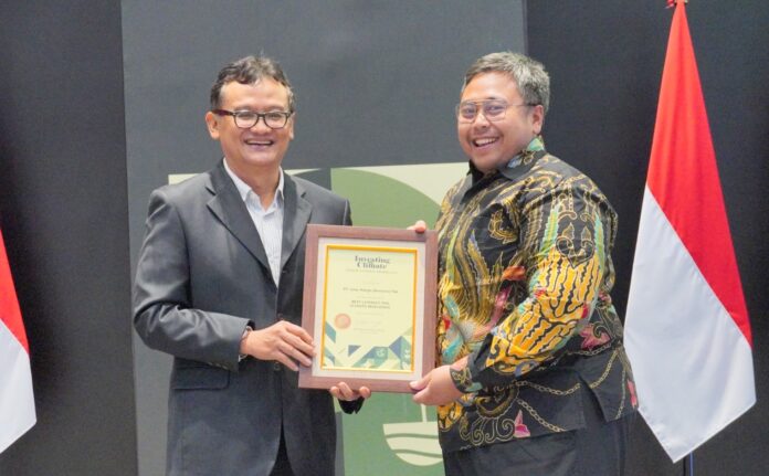 Jasamarga Metropolitan Tollroad (JMT) Regional Division Senior General Manager, Widiyatmiko Nursejati menerima penghargaan mewakili manajemen Jasa Marga. (ist).