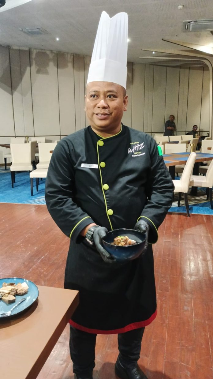 Grand Whiz Hotel Praxis Surabaya, yaitu PRAWON (Praxis Rawon) yang diperkenalkan langsung oleh Executive Chef Dicky Zulkarnain. (zainuddin).